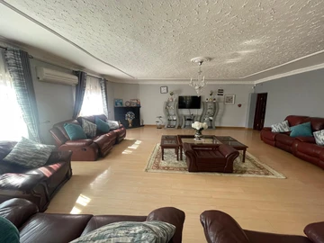 6 Bedroom House